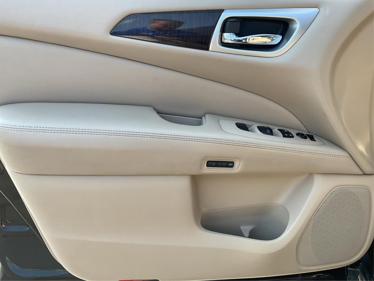2015 Nissan Pathfinder Platinum (5N1AR2MN9FC) with an 3.5L V-6 DOHC engine, located at 1230 East Main St, Xenia, OH, 45385, (937) 908-9800, 39.688026, -83.910172 - Third Row - Photo#17