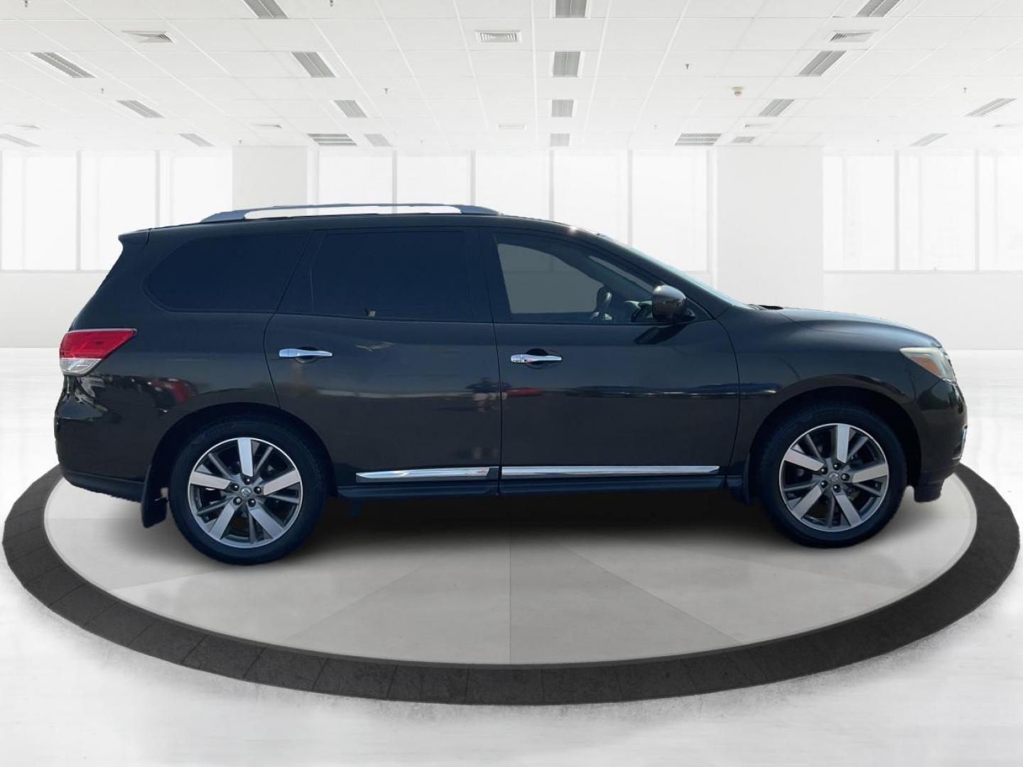 2015 Nissan Pathfinder Platinum (5N1AR2MN9FC) with an 3.5L V-6 DOHC engine, located at 1230 East Main St, Xenia, OH, 45385, (937) 908-9800, 39.688026, -83.910172 - Third Row - Photo#1