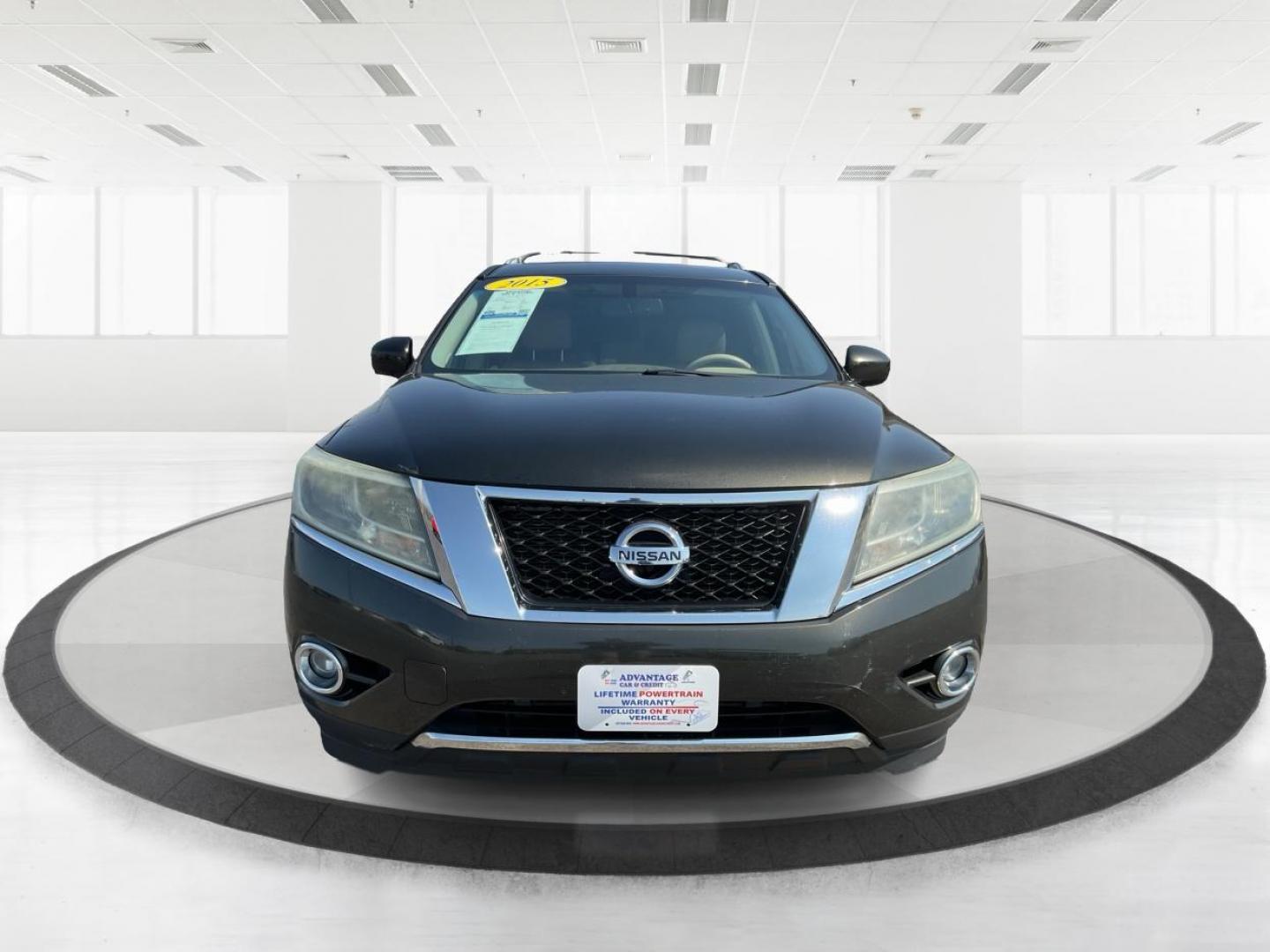 2015 Nissan Pathfinder Platinum (5N1AR2MN9FC) with an 3.5L V-6 DOHC engine, located at 1230 East Main St, Xenia, OH, 45385, (937) 908-9800, 39.688026, -83.910172 - Third Row - Photo#6