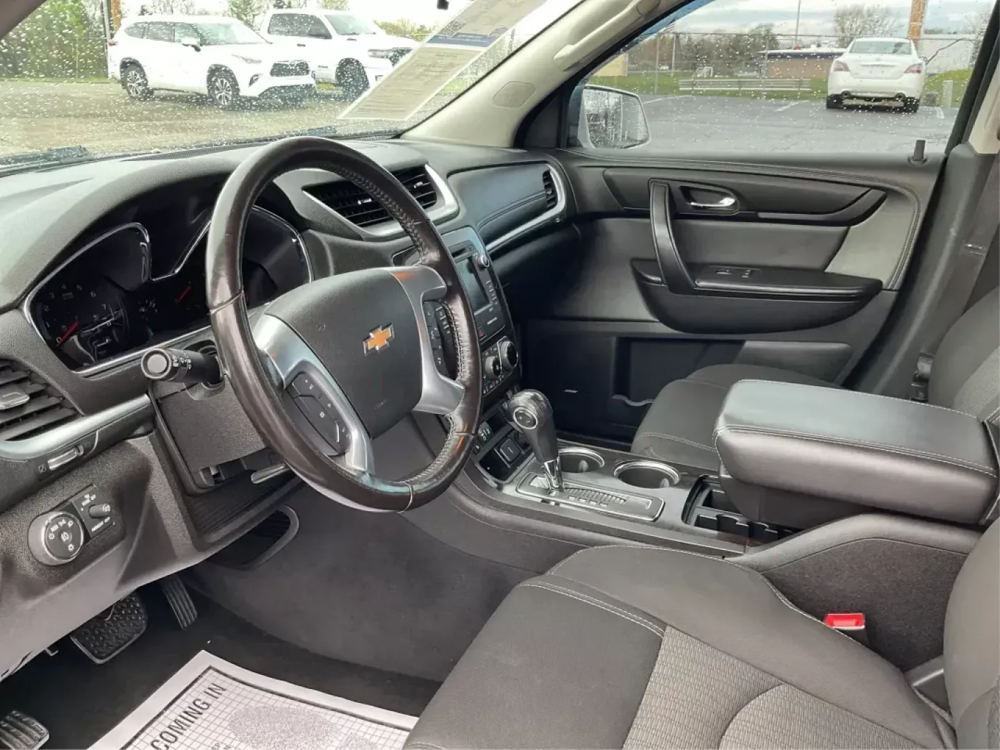 2016 Chevrolet Traverse 1LT (1GNKVGKD8GJ) with an 3.6L V-6 gasoline direct injection engine, located at 1230 East Main St, Xenia, OH, 45385, (937) 908-9800, 39.688026, -83.910172 - Third Row - Photo#9