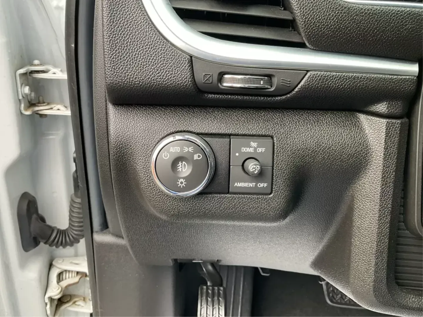 2016 Chevrolet Traverse 1LT (1GNKVGKD8GJ) with an 3.6L V-6 gasoline direct injection engine, located at 1230 East Main St, Xenia, OH, 45385, (937) 908-9800, 39.688026, -83.910172 - Third Row - Photo#17