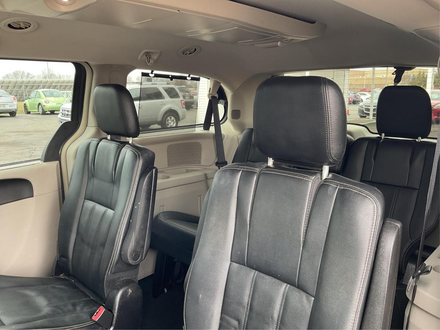 2016 Chrysler Town and Country Touring (2C4RC1BG4GR) with an 3.6L V6 DOHC 24V engine, 6-Speed Automatic transmission, located at 8750 N County Rd 25A, Piqua, OH, 45356, (937) 908-9800, 40.164391, -84.232513 - 2016 Chrysler Town and Country Touring - Photo#9