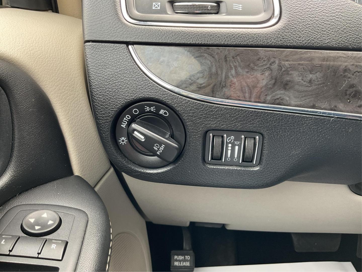 2016 Chrysler Town and Country Touring (2C4RC1BG4GR) with an 3.6L V6 DOHC 24V engine, 6-Speed Automatic transmission, located at 8750 N County Rd 25A, Piqua, OH, 45356, (937) 908-9800, 40.164391, -84.232513 - 2016 Chrysler Town and Country Touring - Photo#16