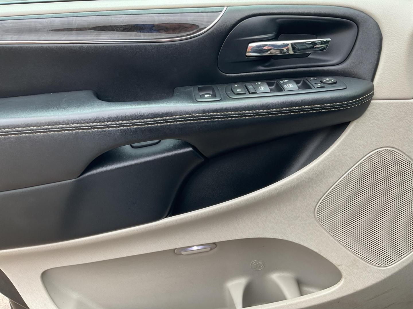2016 Chrysler Town and Country Touring (2C4RC1BG4GR) with an 3.6L V6 DOHC 24V engine, 6-Speed Automatic transmission, located at 8750 N County Rd 25A, Piqua, OH, 45356, (937) 908-9800, 40.164391, -84.232513 - 2016 Chrysler Town and Country Touring - Photo#18