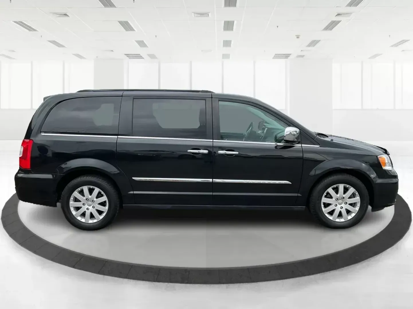 2016 Chrysler Town and Country Touring (2C4RC1BG4GR) with an Pentastar 3.6L V-6 DOHC engine, located at 1230 East Main St, Xenia, OH, 45385, (937) 908-9800, 39.688026, -83.910172 - 2016 Chrysler Town and Country Touring - Photo#0