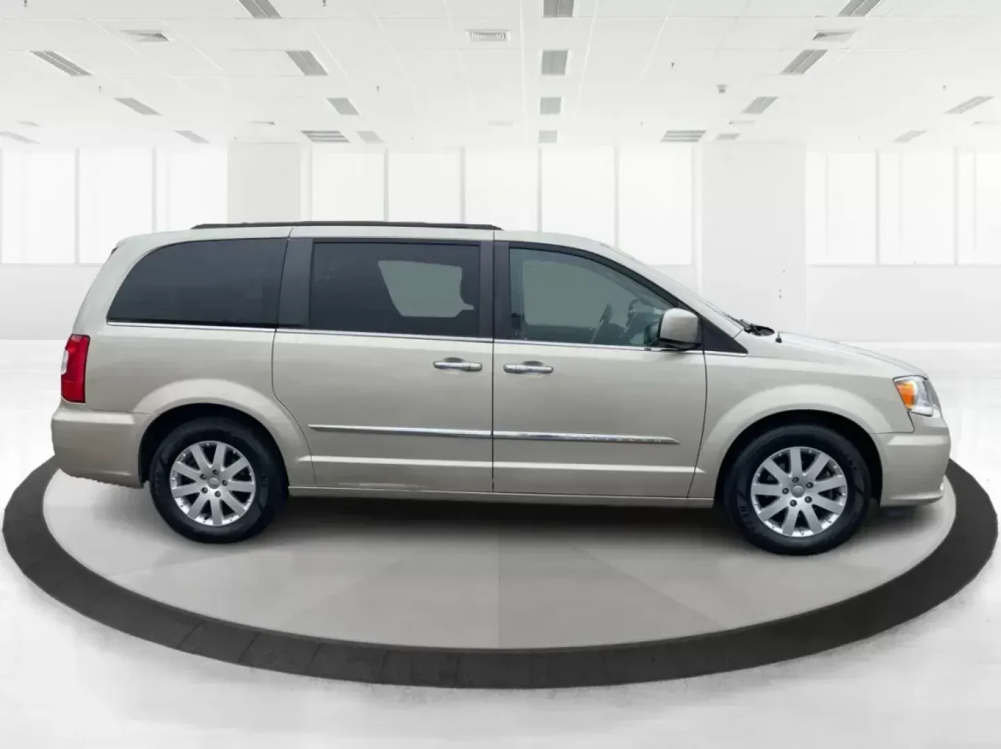 2016 Chrysler Town and Country Touring (2C4RC1BG8GR) with an Pentastar 3.6L V-6 DOHC engine, located at 880 E. National Road, Vandalia, OH, 45377, (937) 908-9800, 39.891918, -84.183594 - 2016 Chrysler Town and Country Touring - Photo#1