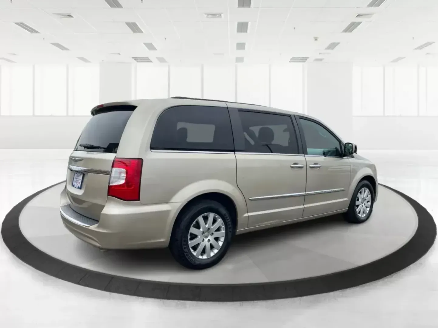 2016 Chrysler Town and Country Touring (2C4RC1BG8GR) with an Pentastar 3.6L V-6 DOHC engine, located at 880 E. National Road, Vandalia, OH, 45377, (937) 908-9800, 39.891918, -84.183594 - 2016 Chrysler Town and Country Touring - Photo#2
