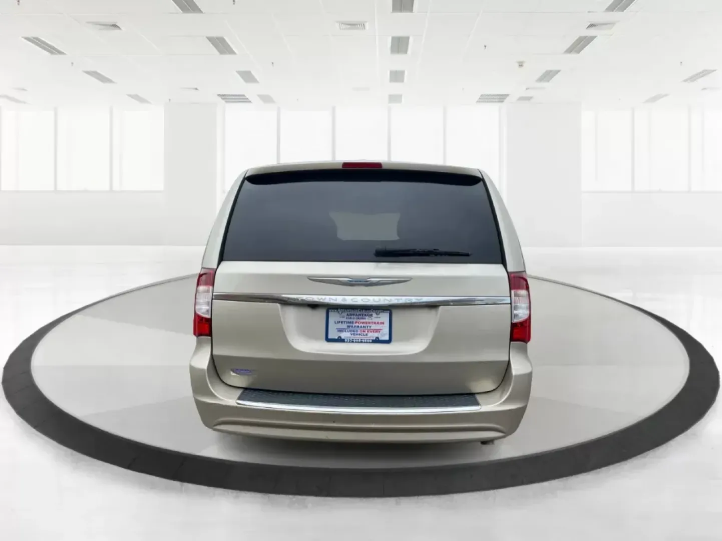 2016 Chrysler Town and Country Touring (2C4RC1BG8GR) with an Pentastar 3.6L V-6 DOHC engine, located at 880 E. National Road, Vandalia, OH, 45377, (937) 908-9800, 39.891918, -84.183594 - 2016 Chrysler Town and Country Touring - Photo#3
