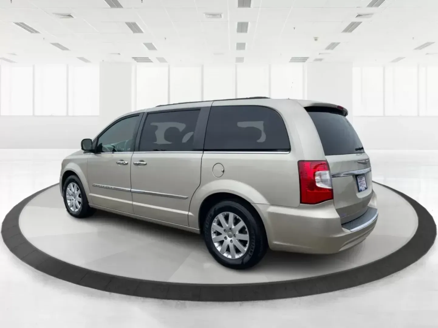 2016 Chrysler Town and Country Touring (2C4RC1BG8GR) with an Pentastar 3.6L V-6 DOHC engine, located at 880 E. National Road, Vandalia, OH, 45377, (937) 908-9800, 39.891918, -84.183594 - 2016 Chrysler Town and Country Touring - Photo#4