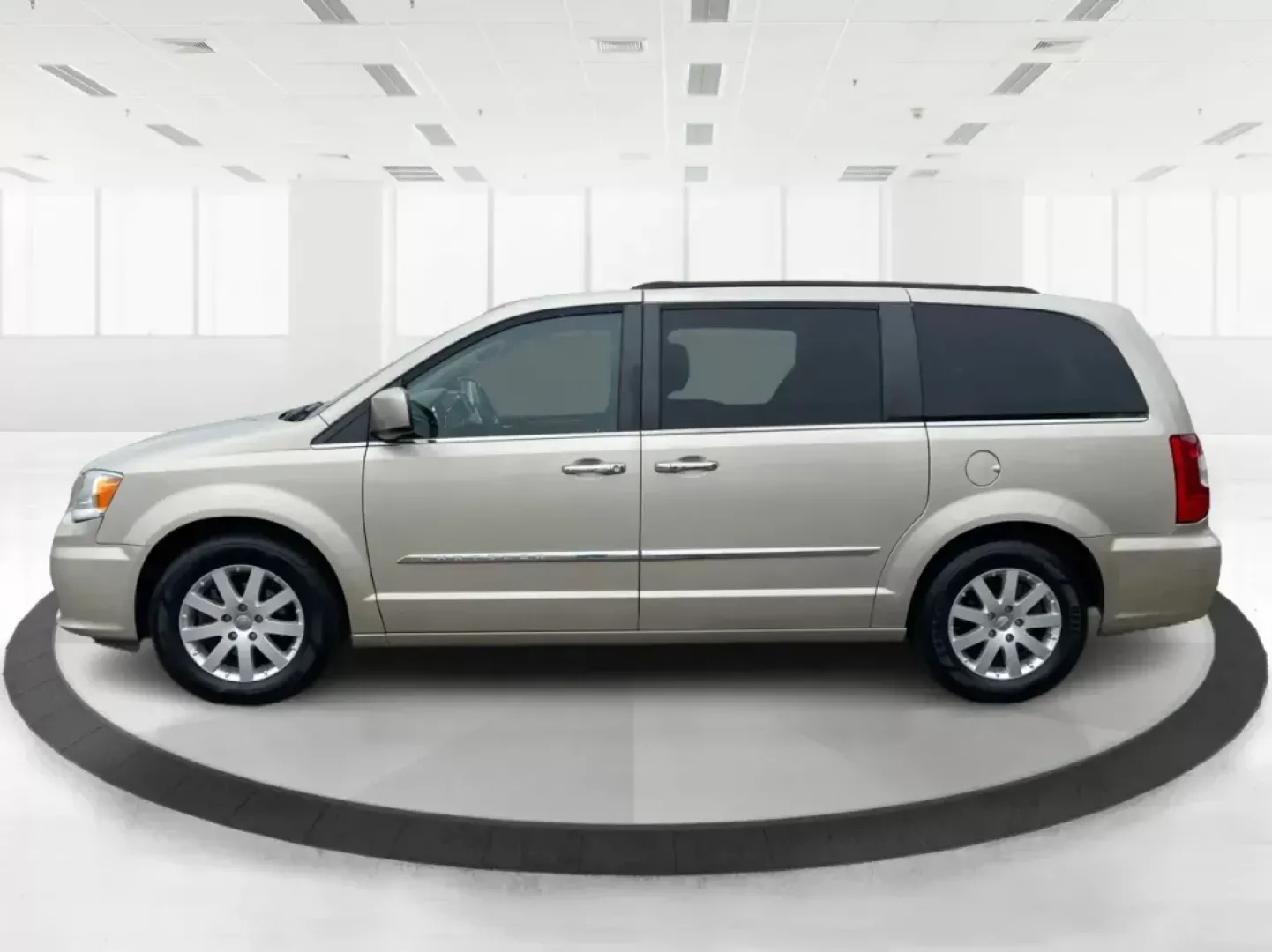 2016 Chrysler Town and Country Touring (2C4RC1BG8GR) with an Pentastar 3.6L V-6 DOHC engine, located at 880 E. National Road, Vandalia, OH, 45377, (937) 908-9800, 39.891918, -84.183594 - 2016 Chrysler Town and Country Touring - Photo#5
