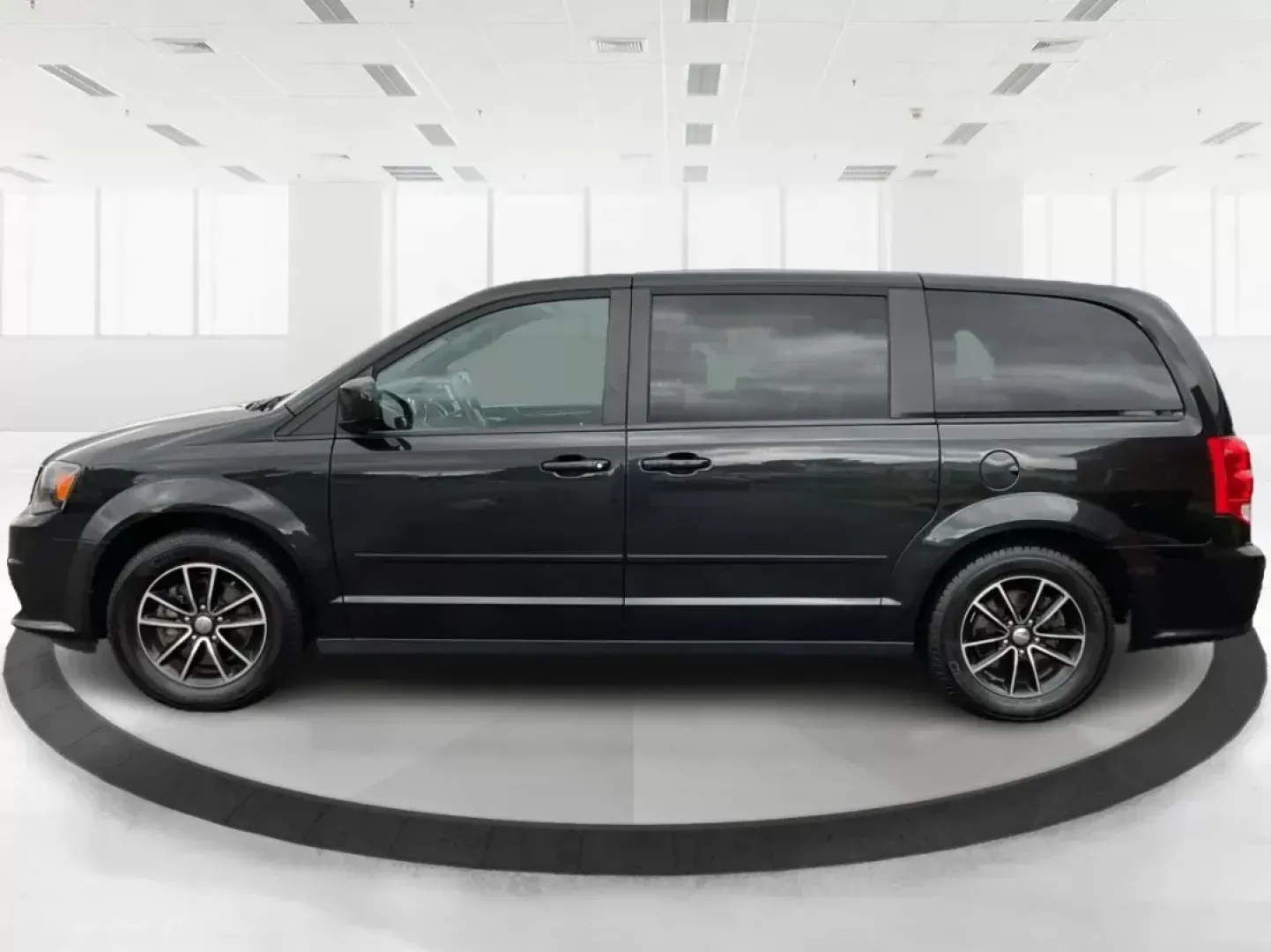 2016 Dodge Grand Caravan SXT (2C4RDGCG6GR) with an Pentastar 3.6L V-6 DOHC engine, located at 880 E. National Road, Vandalia, OH, 45377, (937) 908-9800, 39.891918, -84.183594 - 2016 Dodge Grand Caravan SXT - Photo#5
