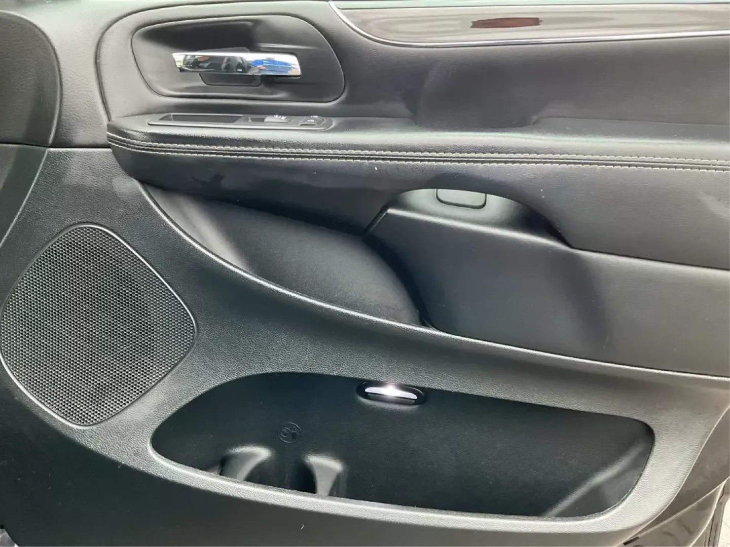 2016 Dodge Grand Caravan SXT (2C4RDGCG6GR) with an Pentastar 3.6L V-6 DOHC engine, located at 880 E. National Road, Vandalia, OH, 45377, (937) 908-9800, 39.891918, -84.183594 - 2016 Dodge Grand Caravan SXT - Photo#19