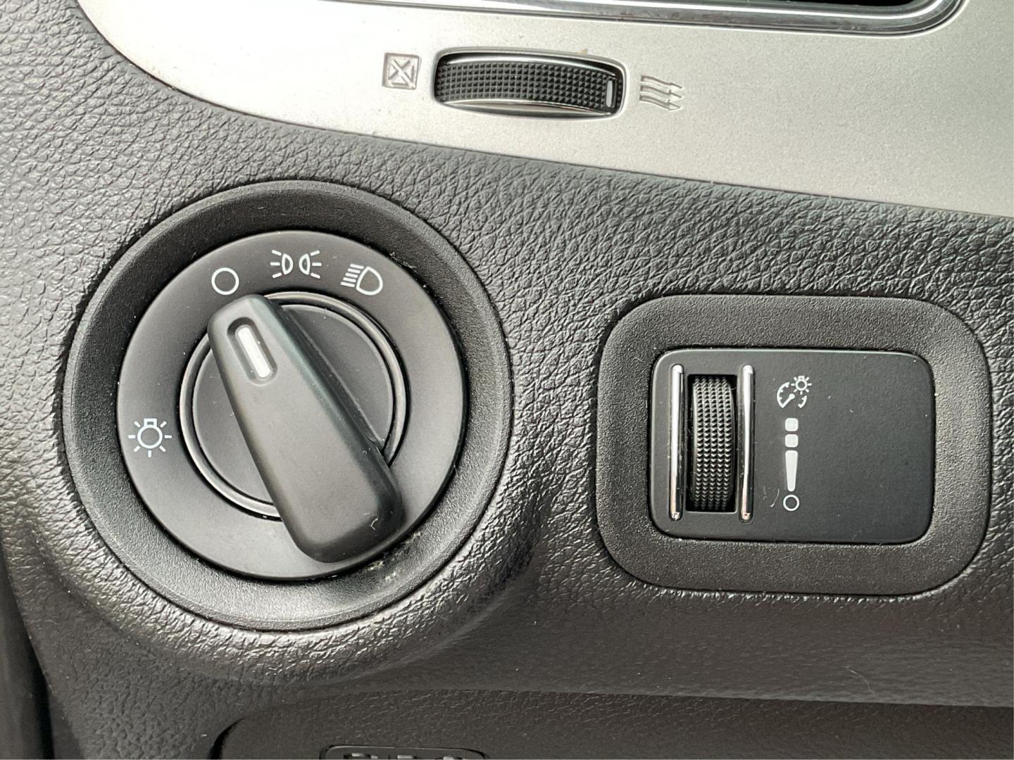 2016 Dodge Journey SE (3C4PDCAB7GT) with an Tigershark MultiAir 2.4L I-4 DOHC engine, located at 8750 N County Rd 25A, Piqua, OH, 45356, (937) 908-9800, 40.164391, -84.232513 - 2016 Dodge Journey SE - Photo#17