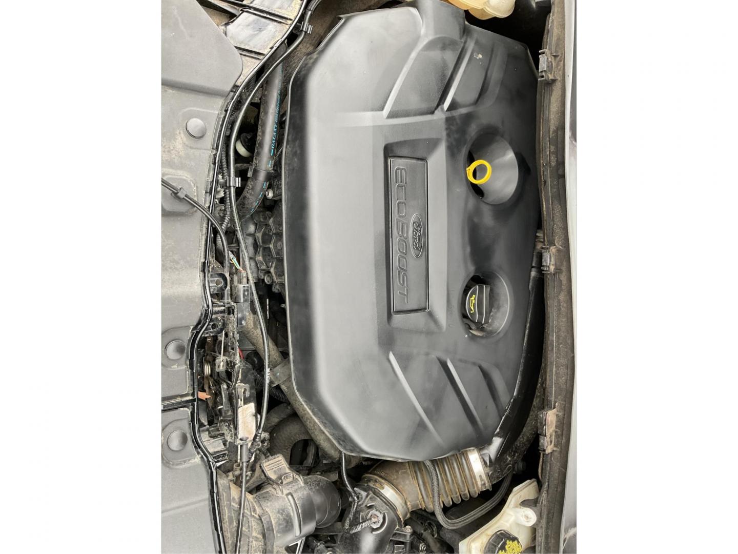 2016 Ford Escape SE (1FMCU9G96GU) with an EcoBoost 1.6L I-4 gasoline direct injection engine, located at 1230 East Main St, Xenia, OH, 45385, (937) 908-9800, 39.688026, -83.910172 - 2016 Ford Escape SE - Photo#9