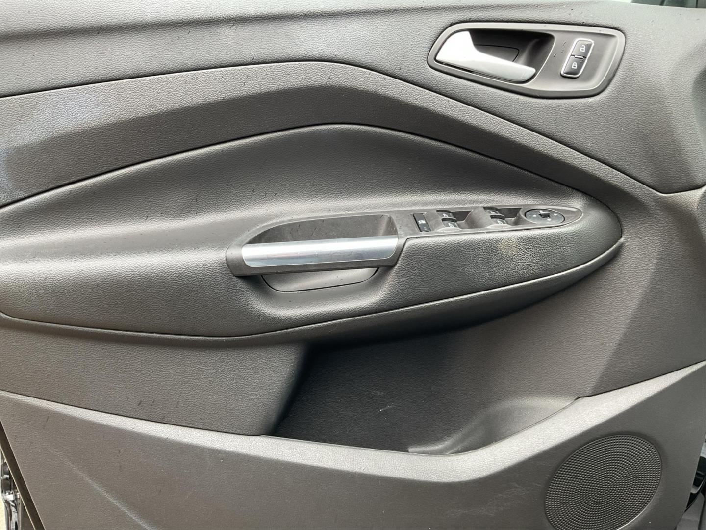 2016 Ford Escape SE (1FMCU9G96GU) with an EcoBoost 1.6L I-4 gasoline direct injection engine, located at 1230 East Main St, Xenia, OH, 45385, (937) 908-9800, 39.688026, -83.910172 - 2016 Ford Escape SE - Photo#16