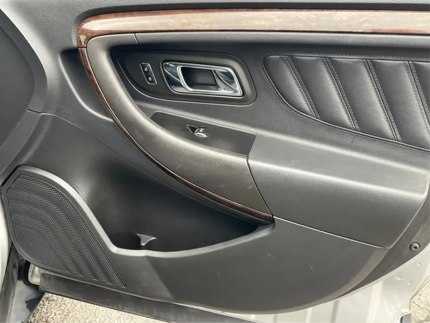 2016 Ford Taurus Limited (1FAHP2F82GG) with an EcoBoost 2L I-4 gasoline direct injection engine, located at 8750 N County Rd 25A, Piqua, OH, 45356, (937) 908-9800, 40.164391, -84.232513 - **Experience Unmatched Comfort and Style with the 2016 Ford Taurus Limited**<br /> <br /> Are you in search of a reliable sedan that combines comfort, technology, and style? Whether you're commuting to work, shuttling the kids to after-school activities, or embarking on weekend getaways, the 2016 Fo - Photo#18