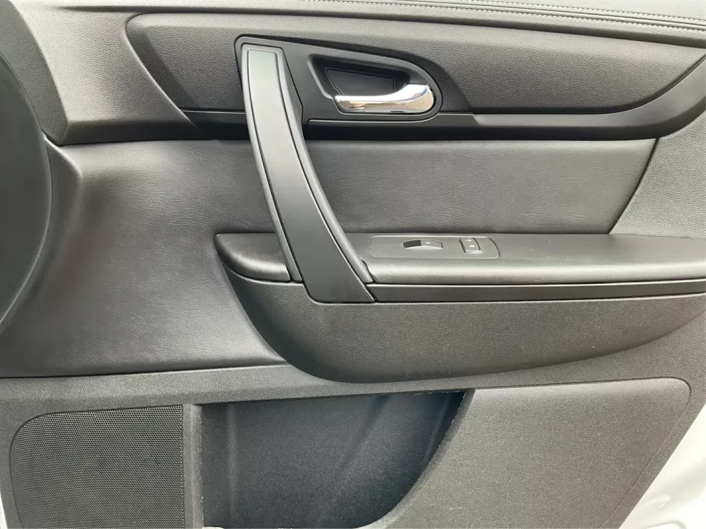 2016 GMC Acadia SLE-2 (1GKKRPKD7GJ) with an 3.6L V-6 gasoline direct injection engine, located at 8750 N County Rd 25A, Piqua, OH, 45356, (937) 908-9800, 40.164391, -84.232513 - 2016 GMC Acadia SLE-2 - Photo#19