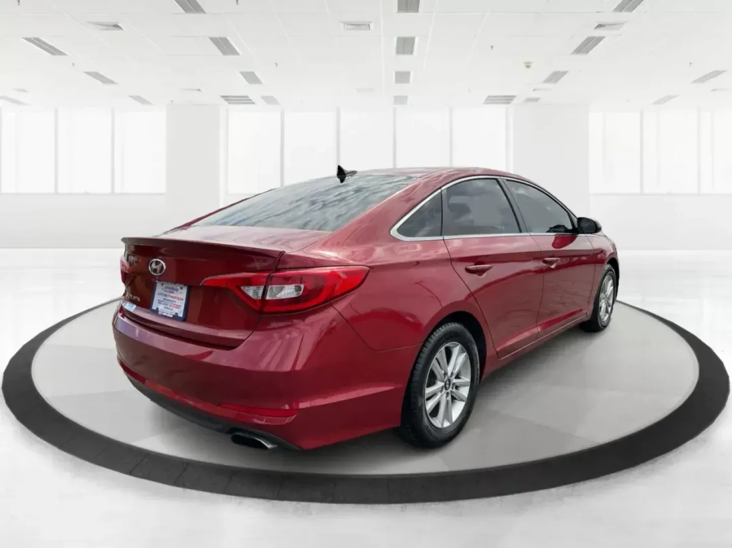 2016 Hyundai Sonata SE (5NPE24AF9GH) with an 2.4L I-4 gasoline direct injection engine, located at 1230 East Main St, Xenia, OH, 45385, (937) 908-9800, 39.688026, -83.910172 - 2016 Hyundai Sonata SE - Photo#2