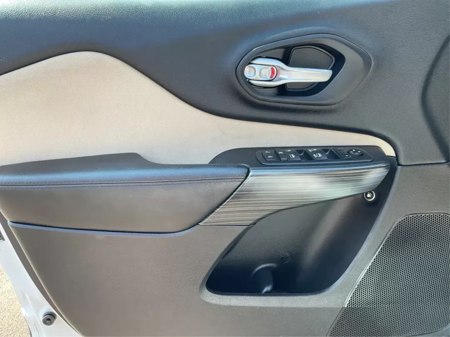2016 Jeep Cherokee Latitude (1C4PJMCS9GW) with an Other engine, located at 8750 N County Rd 25A, Piqua, OH, 45356, (937) 908-9800, 40.164391, -84.232513 - **Unleash Adventure with the 2016 Jeep Cherokee Latitude A Family-Friendly Crossover for Every Journey!**<br /> <br /> Are you ready to elevate your family adventures or daily commutes in Fairborn, OH? Look no further than the 2016 Jeep Cherokee Latitude! This robust crossover is not just a vehicle - Photo#18