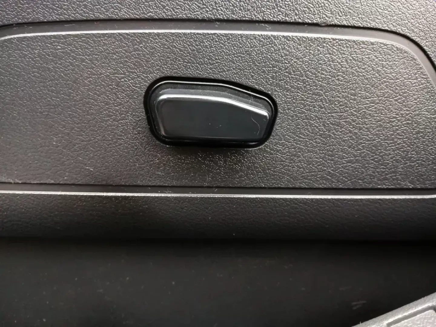 2016 Jeep Compass Latitude FWD (1C4NJCEA3GD) with an 2.0L L4 DOHC 16V engine, Continuously Variable Transmission transmission, located at 880 E. National Road, Vandalia, OH, 45377, (937) 908-9800, 39.891918, -84.183594 - 2016 Jeep Compass Latitude FWD - Photo#17