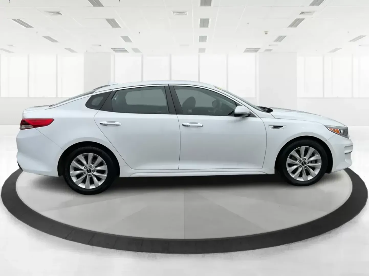 2016 Kia Optima LX (5XXGT4L32GG) with an Theta II 2.4L I-4 gasoline direct injection engine, located at 4508 South Dixie Dr, Moraine, OH, 45439, (937) 908-9800, 39.689976, -84.218452 - Discover the perfect blend of style, comfort, and reliability with the 2016 Kia Optima LX, ideal for your daily commutes, weekend getaways, and everything in between. At Advantage Car and Credit, located at 1184 Kauffman Ave, Fairborn, OH 45324, we specialize in providing vehicles that cater to a va - Photo#1