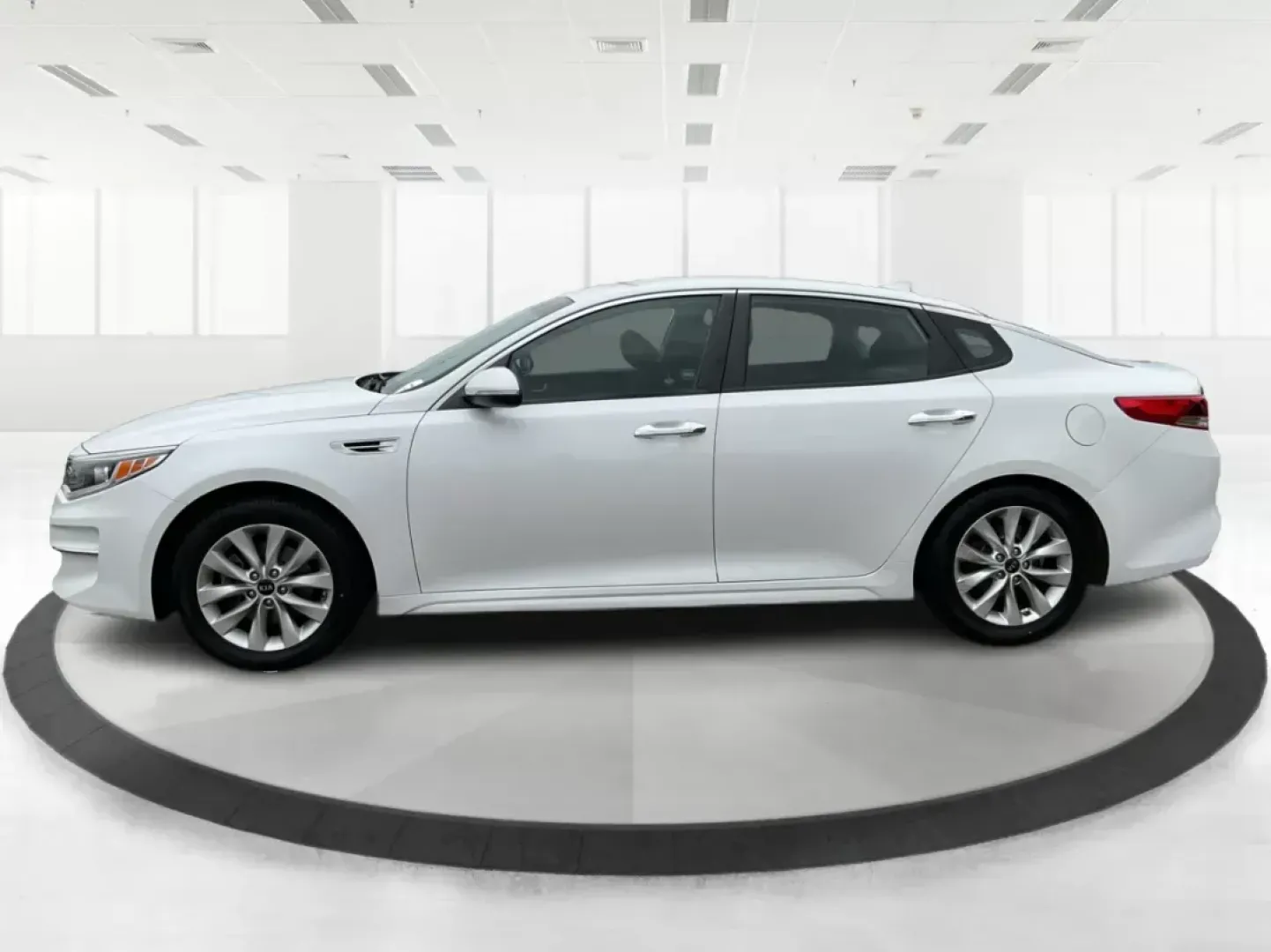 2016 Kia Optima LX (5XXGT4L32GG) with an Theta II 2.4L I-4 gasoline direct injection engine, located at 4508 South Dixie Dr, Moraine, OH, 45439, (937) 908-9800, 39.689976, -84.218452 - Discover the perfect blend of style, comfort, and reliability with the 2016 Kia Optima LX, ideal for your daily commutes, weekend getaways, and everything in between. At Advantage Car and Credit, located at 1184 Kauffman Ave, Fairborn, OH 45324, we specialize in providing vehicles that cater to a va - Photo#5