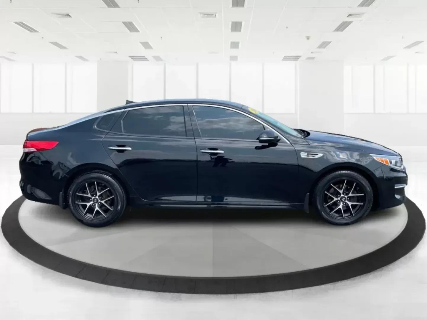 2016 Kia Optima EX (5XXGU4L35GG) with an Theta II 2.4L I-4 gasoline direct injection engine, located at 1230 East Main St, Xenia, OH, 45385, (937) 908-9800, 39.688026, -83.910172 - **Discover Your Next Adventure with the 2016 Kia Optima at Advantage Car and Credit!**<br /> <br /> Are you searching for a reliable vehicle that perfectly balances comfort, style, and technology? Look no further than our stunning 2016 Kia Optima EX, now available at Advantage Car and Credit in Fair - Photo#1