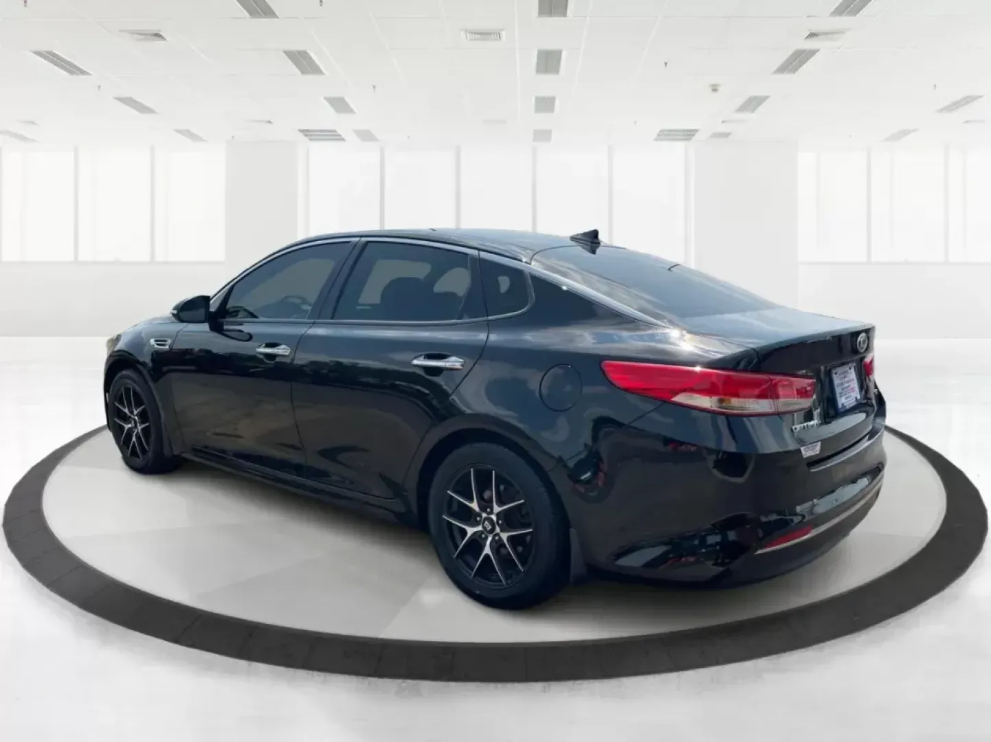 2016 Kia Optima EX (5XXGU4L35GG) with an Theta II 2.4L I-4 gasoline direct injection engine, located at 1230 East Main St, Xenia, OH, 45385, (937) 908-9800, 39.688026, -83.910172 - **Discover Your Next Adventure with the 2016 Kia Optima at Advantage Car and Credit!**<br /> <br /> Are you searching for a reliable vehicle that perfectly balances comfort, style, and technology? Look no further than our stunning 2016 Kia Optima EX, now available at Advantage Car and Credit in Fair - Photo#4