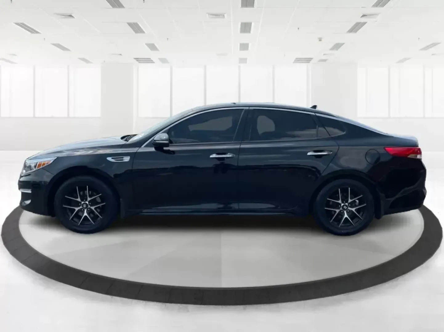2016 Kia Optima EX (5XXGU4L35GG) with an Theta II 2.4L I-4 gasoline direct injection engine, located at 1230 East Main St, Xenia, OH, 45385, (937) 908-9800, 39.688026, -83.910172 - **Discover Your Next Adventure with the 2016 Kia Optima at Advantage Car and Credit!**<br /> <br /> Are you searching for a reliable vehicle that perfectly balances comfort, style, and technology? Look no further than our stunning 2016 Kia Optima EX, now available at Advantage Car and Credit in Fair - Photo#5
