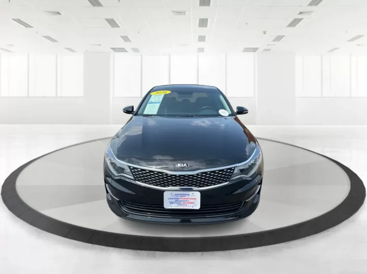 2016 Kia Optima EX (5XXGU4L35GG) with an Theta II 2.4L I-4 gasoline direct injection engine, located at 1230 East Main St, Xenia, OH, 45385, (937) 908-9800, 39.688026, -83.910172 - **Discover Your Next Adventure with the 2016 Kia Optima at Advantage Car and Credit!**<br /> <br /> Are you searching for a reliable vehicle that perfectly balances comfort, style, and technology? Look no further than our stunning 2016 Kia Optima EX, now available at Advantage Car and Credit in Fair - Photo#6