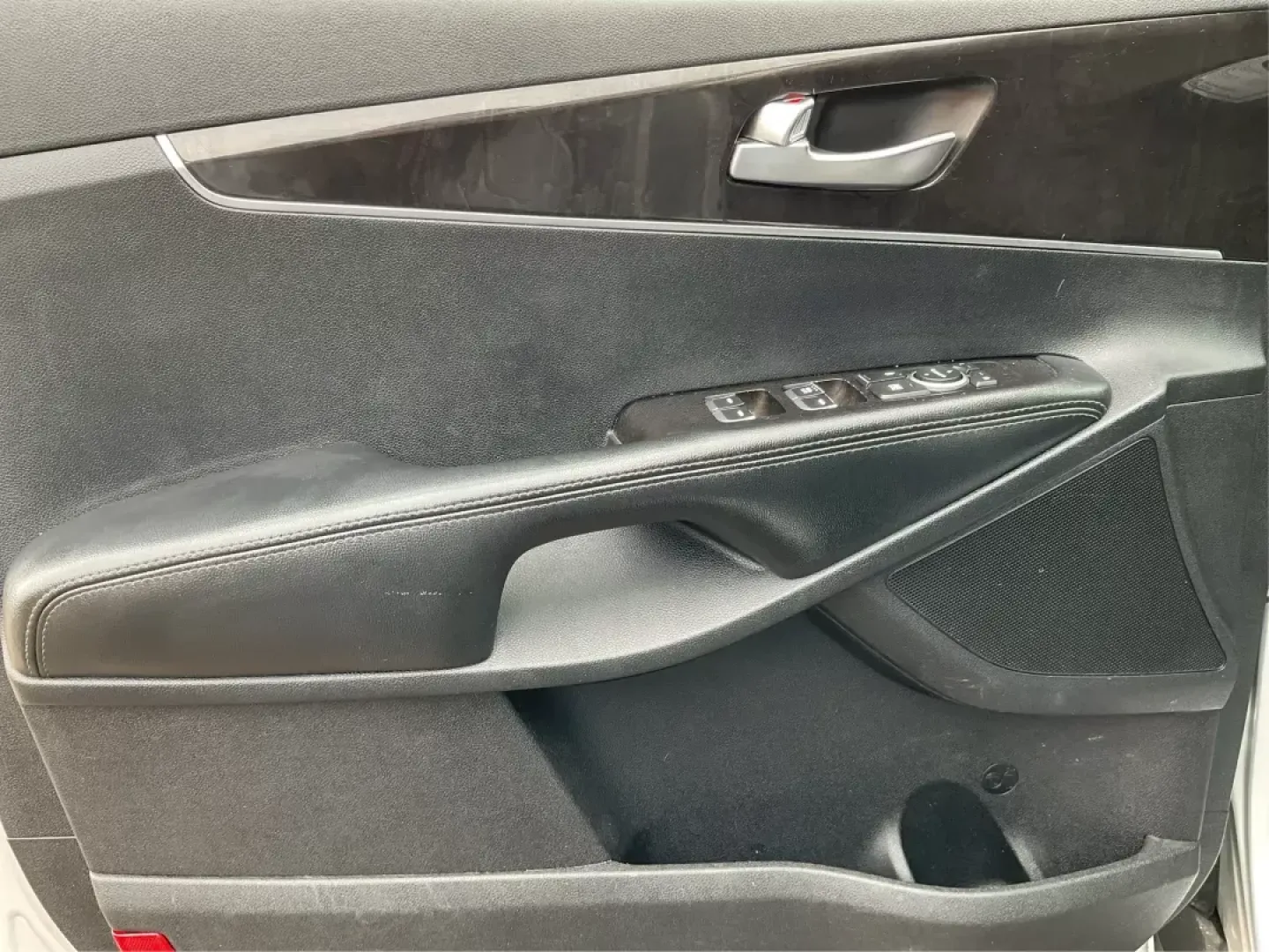 2016 Kia Sorento 2.4L LX (5XYPGDA39GG) with an 2.4L I-4 gasoline direct injection engine, located at 1099 N County Rd 25A , Troy, OH, 45373, (937) 908-9800, 40.057079, -84.212883 - 2016 Kia Sorento 2.4L LX - Photo#18