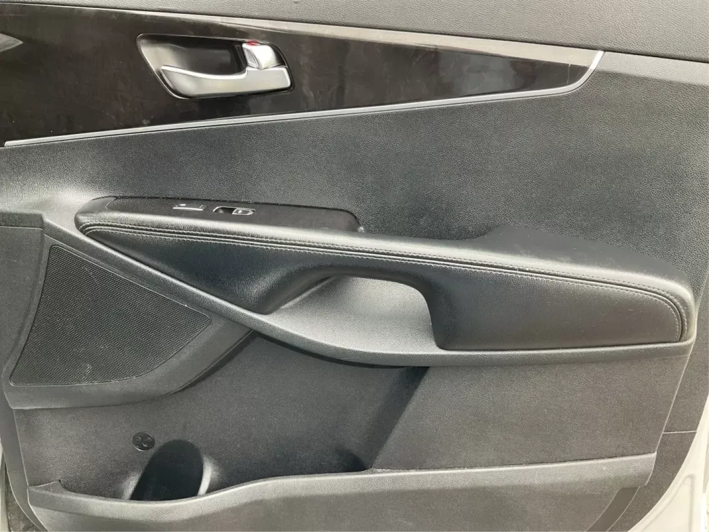 2016 Kia Sorento 2.4L LX (5XYPGDA39GG) with an 2.4L I-4 gasoline direct injection engine, located at 1099 N County Rd 25A , Troy, OH, 45373, (937) 908-9800, 40.057079, -84.212883 - 2016 Kia Sorento 2.4L LX - Photo#19