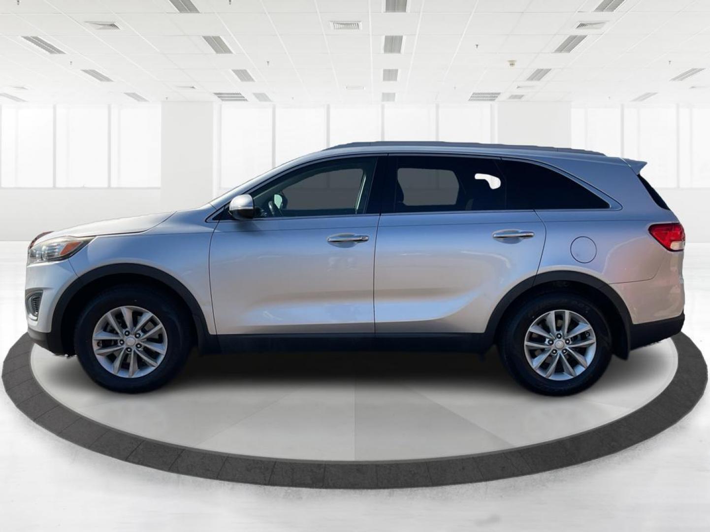 2016 Kia Sorento 2.4L LX (5XYPG4A34GG) with an 2.4L I-4 gasoline direct injection engine, located at 1230 East Main St, Xenia, OH, 45385, (937) 908-9800, 39.688026, -83.910172 - 2016 Kia Sorento 2.4L LX - Photo#5
