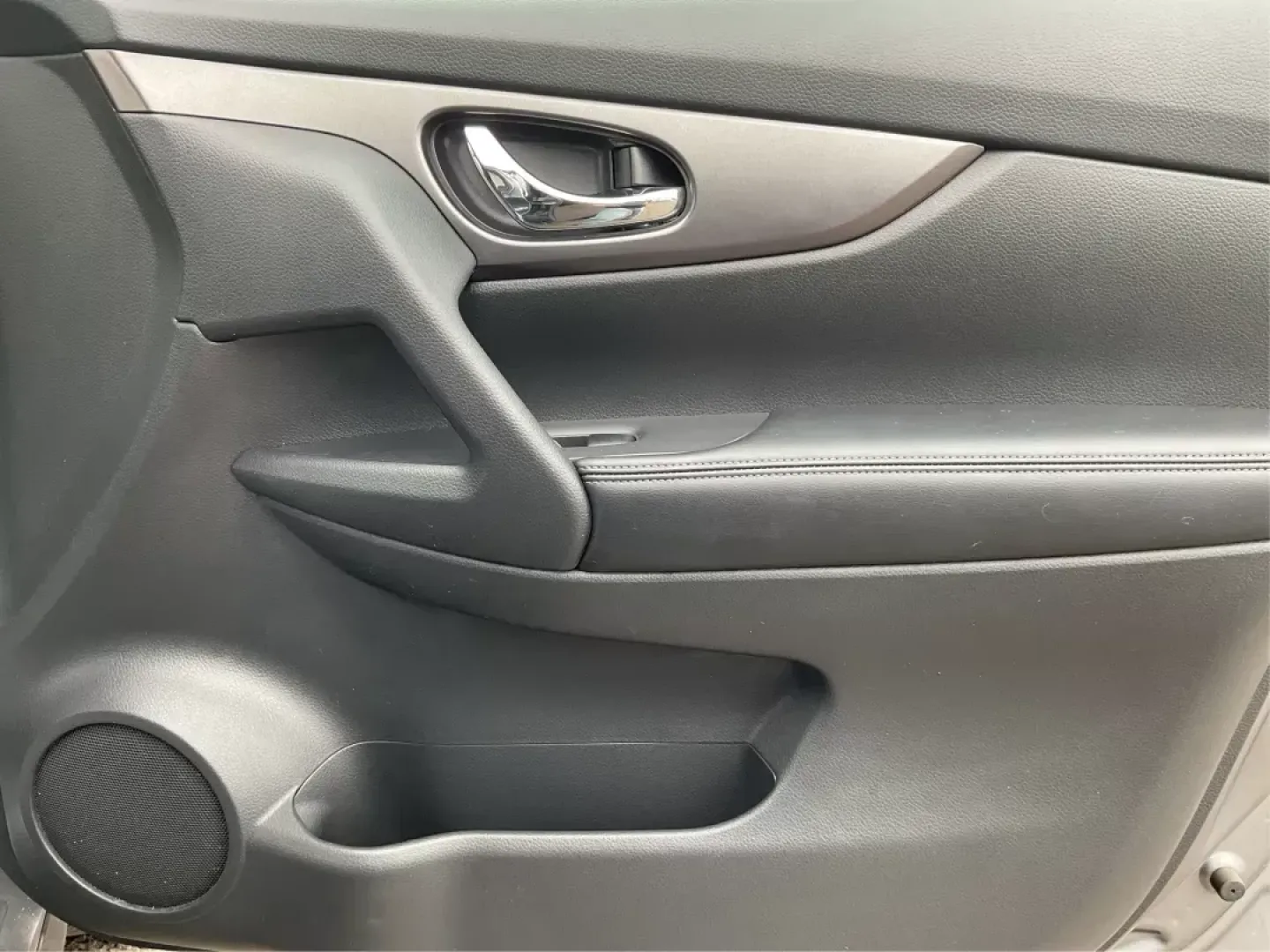 2016 Nissan Rogue S AWD (KNMAT2MV4GP) with an 2.5L L4 DOHC 16V engine, Continuously Variable Transmission transmission, located at 1184 Kauffman Ave, Fairborn, OH, 45324, (937) 908-9800, 39.807072, -84.030914 - 2016 Nissan Rogue S AWD - Photo#17