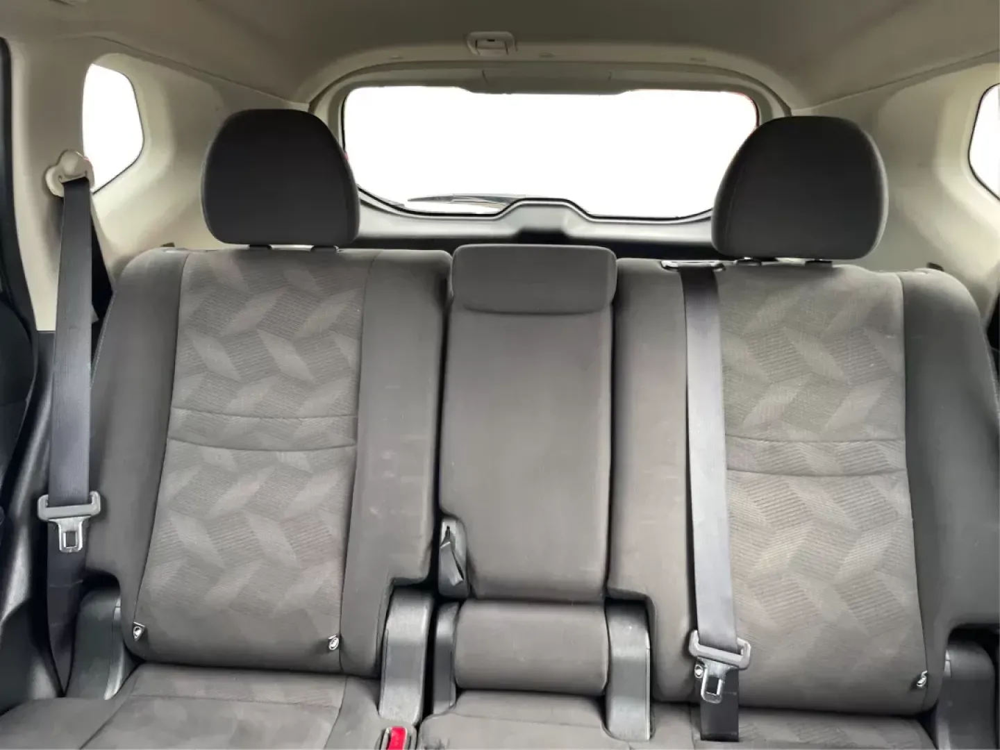 2016 Nissan Rogue SV (KNMAT2MV9GP) with an 2.5L I-4 DOHC engine, located at 1184 Kauffman Ave, Fairborn, OH, 45324, (937) 908-9800, 39.807072, -84.030914 - **Elevate Your Lifestyle with the 2016 Nissan Rogue SV Perfect for Family Adventures in Fairborn!**<br /> <br /> Are you searching for a vehicle that seamlessly fits into your active lifestyle? Look no further than the 2016 Nissan Rogue SV, now available at Advantage Car and Credit in Fairborn, OH. - Photo#13