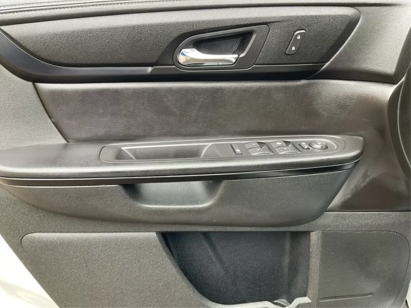 2017 Chevrolet Traverse 1LT (1GNKRGKD3HJ) with an 3.6L V-6 gasoline direct injection engine, located at 401 Woodman Dr, Riverside, OH, 45431, (937) 908-9800, 39.760899, -84.123421 - 2017 Chevrolet Traverse 1LT - Photo#17