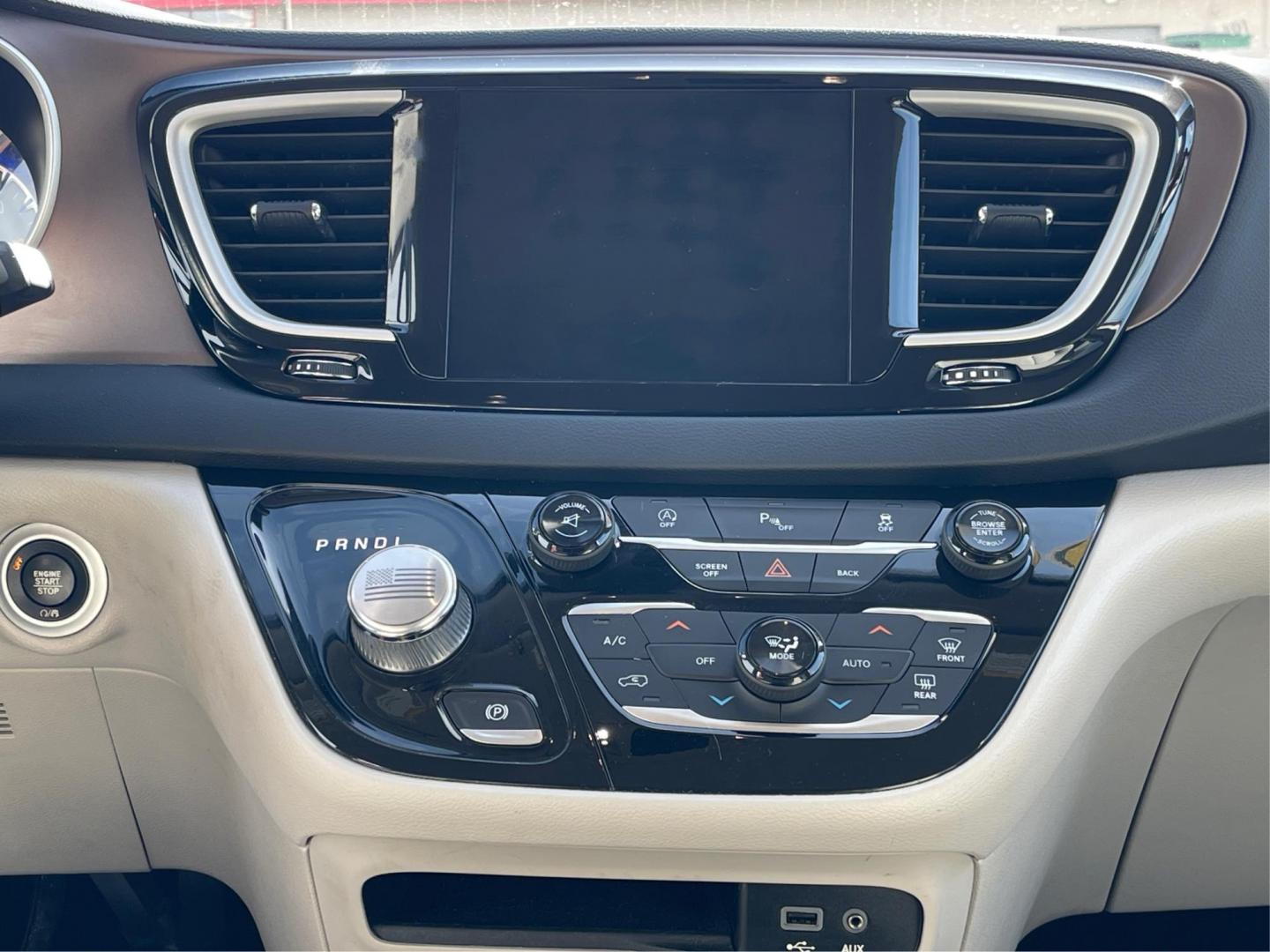 2017 Chrysler Pacifica Touring-L (2C4RC1BG2HR) with an 3.6L V-6 DOHC engine, located at 1230 East Main St, Xenia, OH, 45385, (937) 908-9800, 39.688026, -83.910172 - 2017 Chrysler Pacifica Touring-L - Photo#12