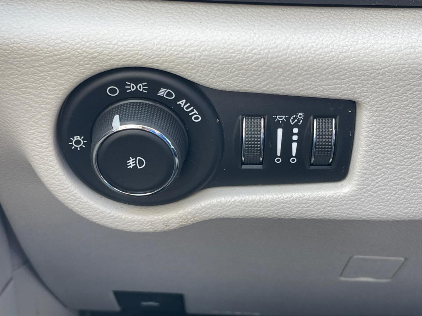 2017 Chrysler Pacifica Touring-L (2C4RC1BG2HR) with an 3.6L V-6 DOHC engine, located at 1230 East Main St, Xenia, OH, 45385, (937) 908-9800, 39.688026, -83.910172 - 2017 Chrysler Pacifica Touring-L - Photo#16