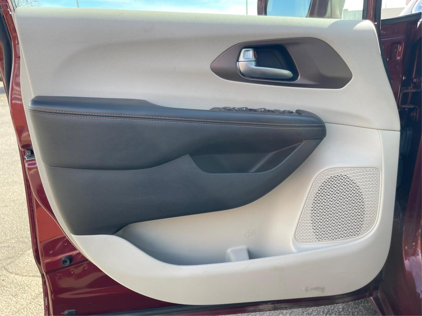 2017 Chrysler Pacifica Touring-L (2C4RC1BG2HR) with an 3.6L V-6 DOHC engine, located at 1230 East Main St, Xenia, OH, 45385, (937) 908-9800, 39.688026, -83.910172 - 2017 Chrysler Pacifica Touring-L - Photo#18