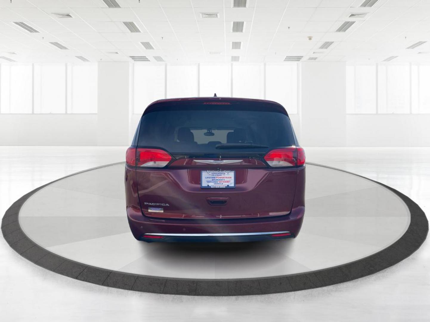 2017 Chrysler Pacifica Touring-L (2C4RC1BG2HR) with an 3.6L V-6 DOHC engine, located at 1230 East Main St, Xenia, OH, 45385, (937) 908-9800, 39.688026, -83.910172 - 2017 Chrysler Pacifica Touring-L - Photo#3