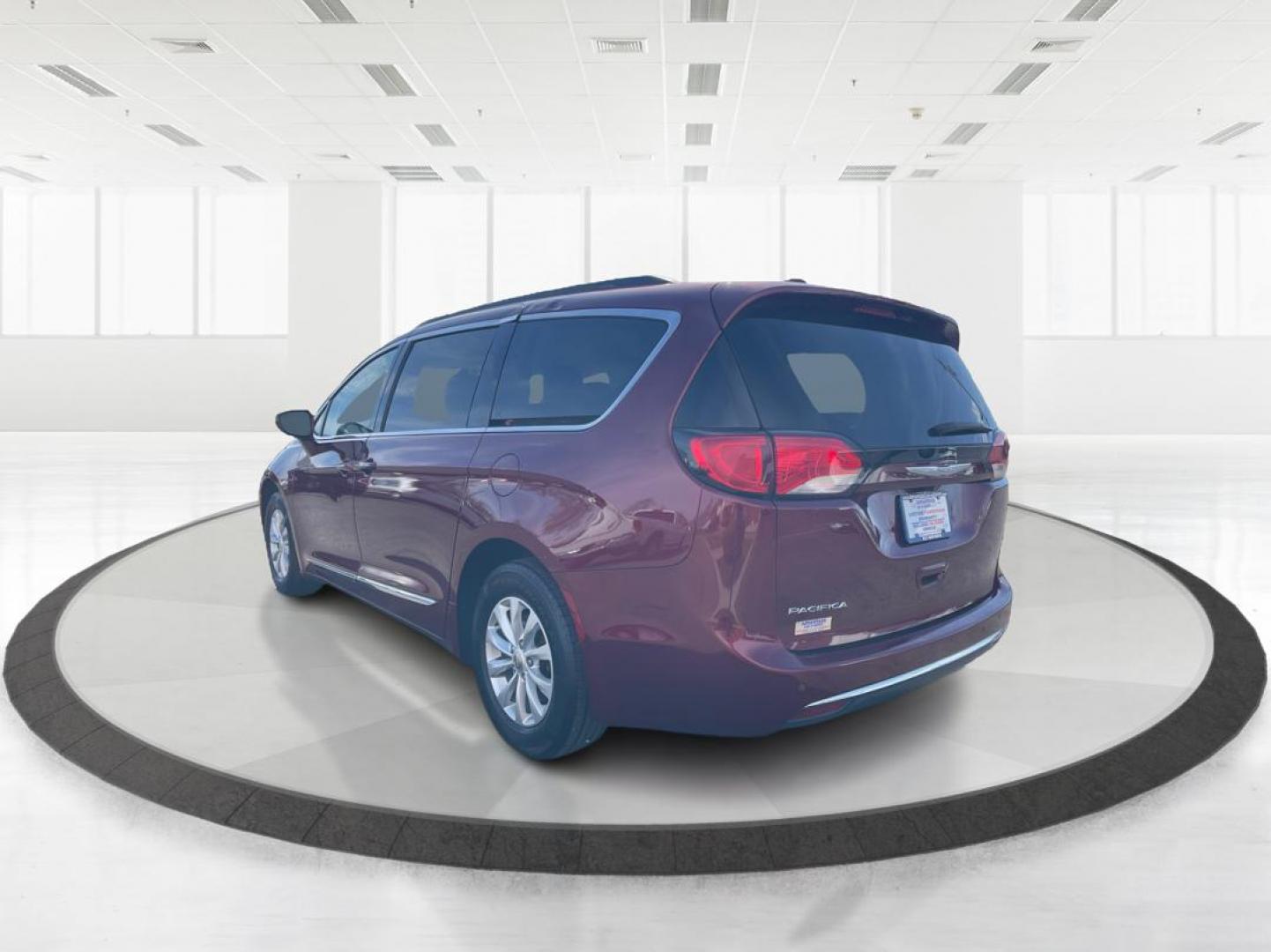 2017 Chrysler Pacifica Touring-L (2C4RC1BG2HR) with an 3.6L V-6 DOHC engine, located at 1230 East Main St, Xenia, OH, 45385, (937) 908-9800, 39.688026, -83.910172 - 2017 Chrysler Pacifica Touring-L - Photo#4