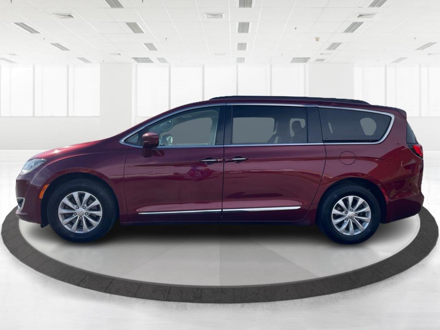 2017 Chrysler Pacifica Touring-L (2C4RC1BG2HR) with an 3.6L V-6 DOHC engine, located at 1230 East Main St, Xenia, OH, 45385, (937) 908-9800, 39.688026, -83.910172 - 2017 Chrysler Pacifica Touring-L - Photo#5