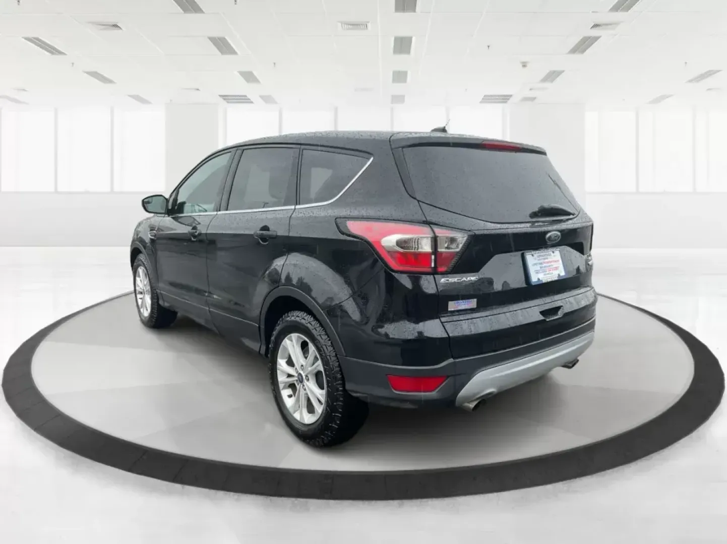 2017 Ford Escape SE FWD (1FMCU0GD6HU) with an 1.5L L4 DOHC 16V engine, 6-Speed Automatic transmission, located at 401 Woodman Dr, Riverside, OH, 45431, (937) 908-9800, 39.760899, -84.123421 - 2017 Ford Escape SE FWD - Photo#4