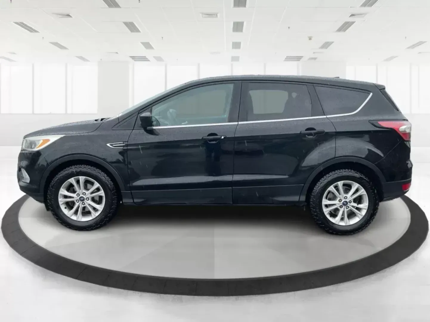 2017 Ford Escape SE FWD (1FMCU0GD6HU) with an 1.5L L4 DOHC 16V engine, 6-Speed Automatic transmission, located at 401 Woodman Dr, Riverside, OH, 45431, (937) 908-9800, 39.760899, -84.123421 - 2017 Ford Escape SE FWD - Photo#5