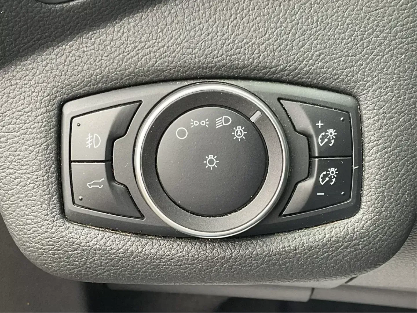 2017 Ford Escape SE FWD (1FMCU0GD6HU) with an 1.5L L4 DOHC 16V engine, 6-Speed Automatic transmission, located at 401 Woodman Dr, Riverside, OH, 45431, (937) 908-9800, 39.760899, -84.123421 - 2017 Ford Escape SE FWD - Photo#15
