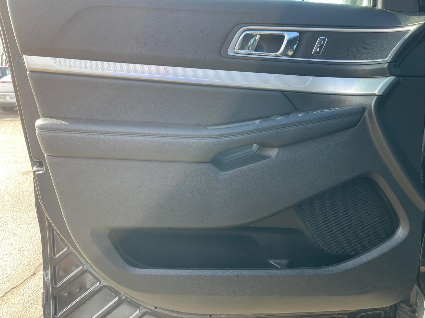 2017 Ford Explorer XLT (1FM5K8D83HG) with an 3.5L V-6 DOHC engine, located at 8750 N County Rd 25A, Piqua, OH, 45356, (937) 908-9800, 40.164391, -84.232513 - Third Row - Photo#17