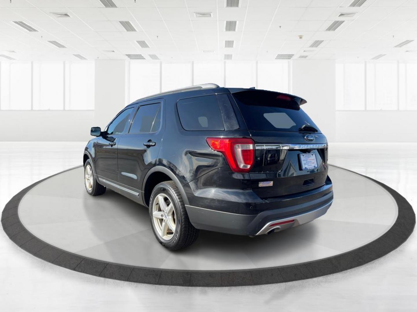 2017 Ford Explorer XLT (1FM5K8D83HG) with an 3.5L V-6 DOHC engine, located at 8750 N County Rd 25A, Piqua, OH, 45356, (937) 908-9800, 40.164391, -84.232513 - Third Row - Photo#4