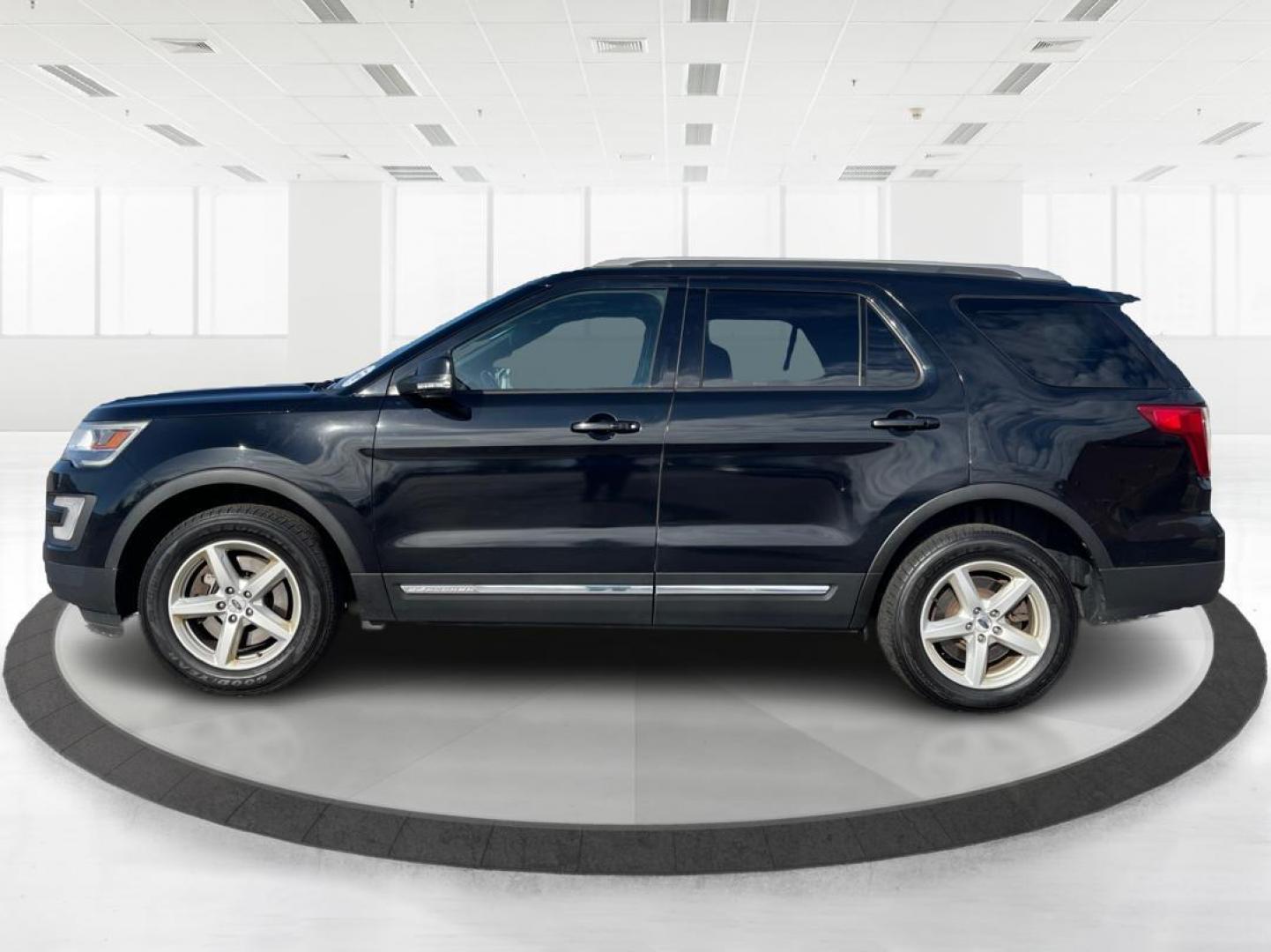 2017 Ford Explorer XLT (1FM5K8D83HG) with an 3.5L V-6 DOHC engine, located at 8750 N County Rd 25A, Piqua, OH, 45356, (937) 908-9800, 40.164391, -84.232513 - Third Row - Photo#5