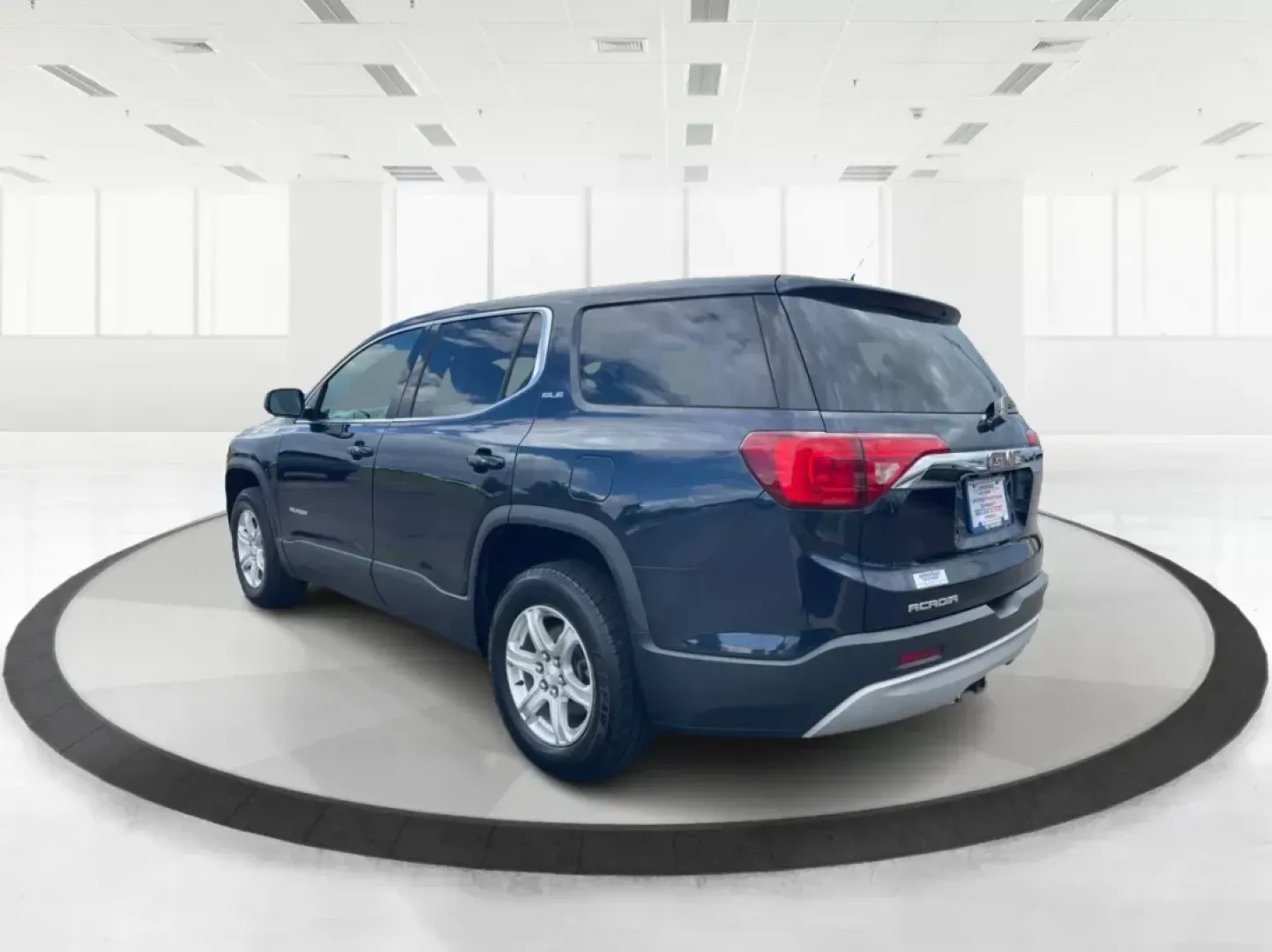 2017 GMC Acadia SLE-1 (1GKKNKLA5HZ) with an 2.5L I-4 gasoline direct injection engine, located at 1230 East Main St, Xenia, OH, 45385, (937) 908-9800, 39.688026, -83.910172 - Third Row - Photo#3