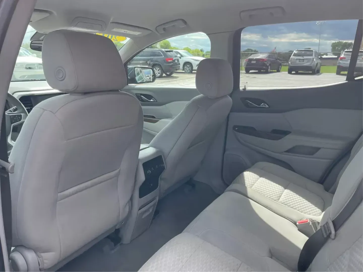 2017 GMC Acadia SLE-1 (1GKKNKLA5HZ) with an 2.5L I-4 gasoline direct injection engine, located at 1230 East Main St, Xenia, OH, 45385, (937) 908-9800, 39.688026, -83.910172 - Third Row - Photo#8